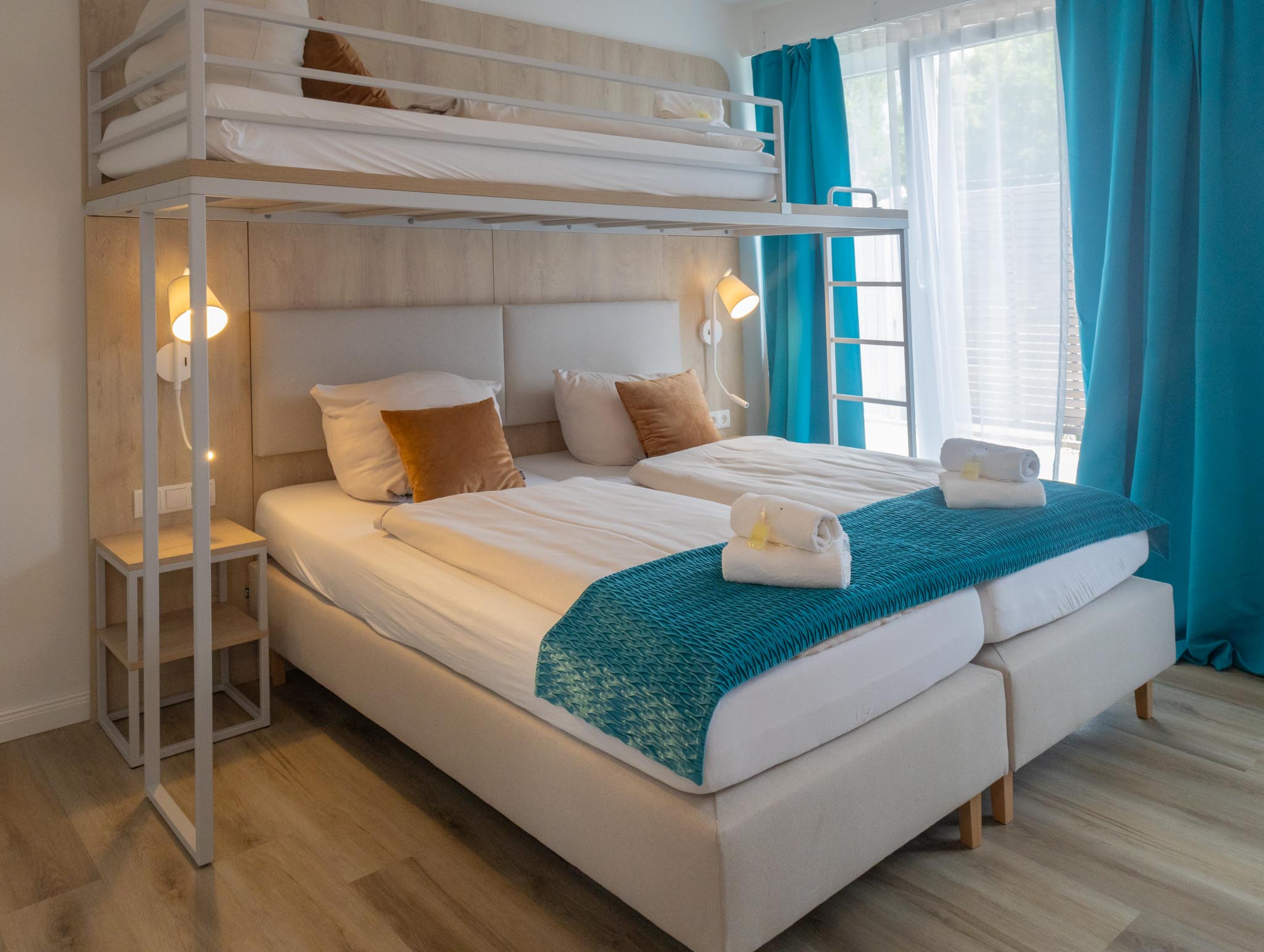 Boutique Kapitänszimmer Dreibettzimmer im FairSchlafen Hotel Neustadt in Holstein